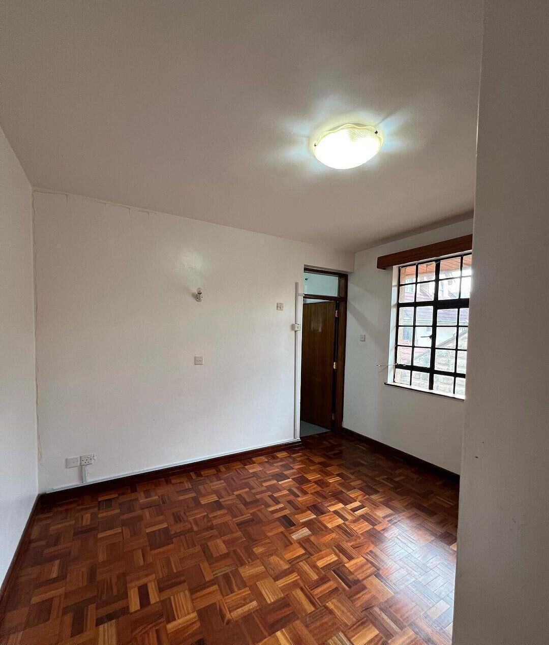 Cosy 5-Bed Townhouse with Sunken Lounge & Fireplace - Lavington