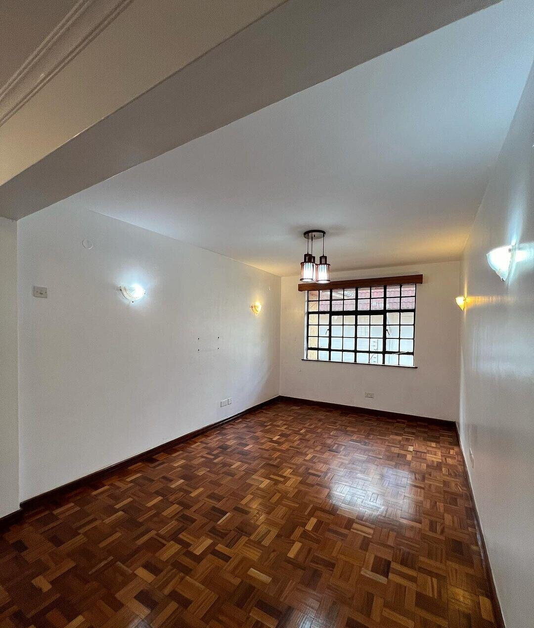 Cosy 5-Bed Townhouse with Sunken Lounge & Fireplace - Lavington