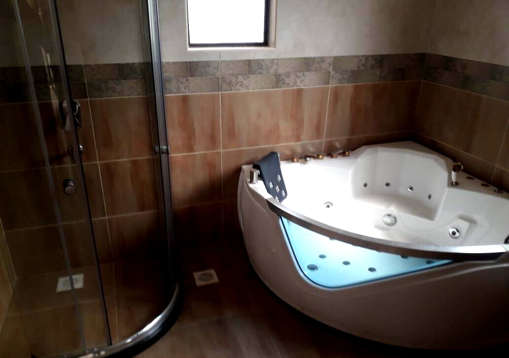 5-Ensuite Townhouse with Rooftop Terrace & Solar - Lavington