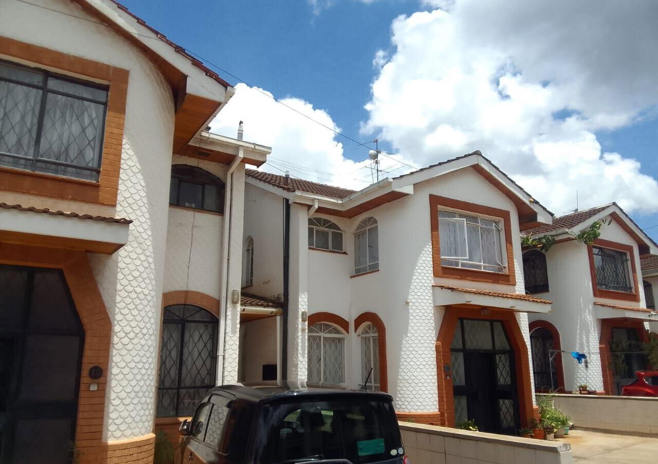 4BR Townhouse with Kitchenette & Guest Room - Parklands