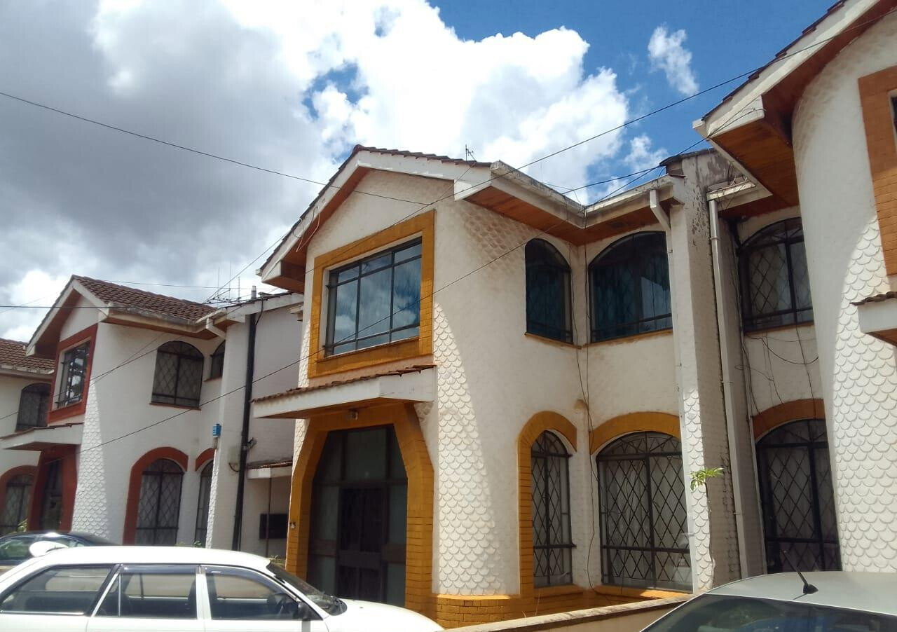 4BR Townhouse with Kitchenette & Guest Room - Parklands