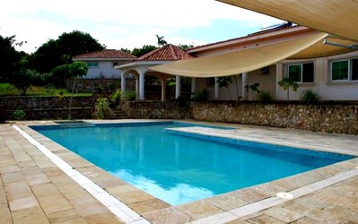 1 Acre Townhouse with Garden