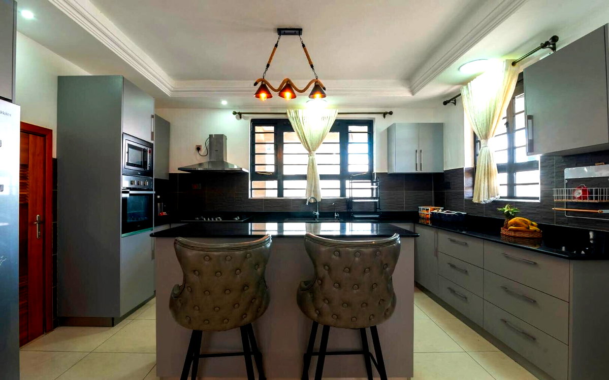 4BR All-Ensuite Townhouse with Income-Generating Bedsitters - Kitengela