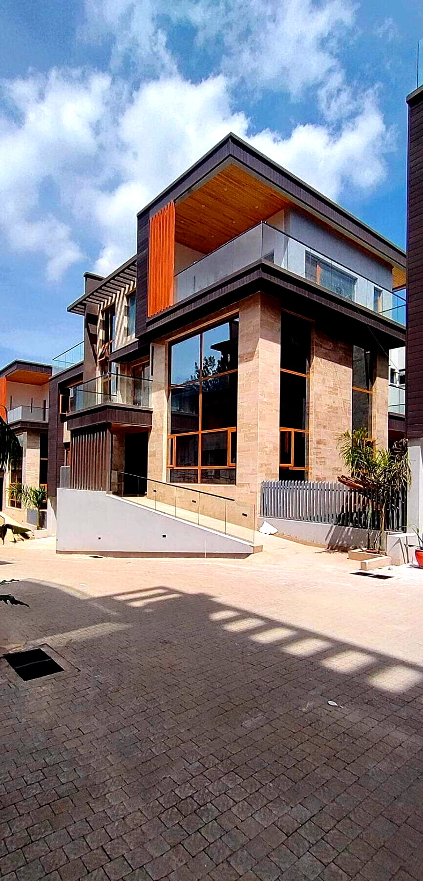 6-Ensuite Villa with Elevator & Entertainment Space - Lavington