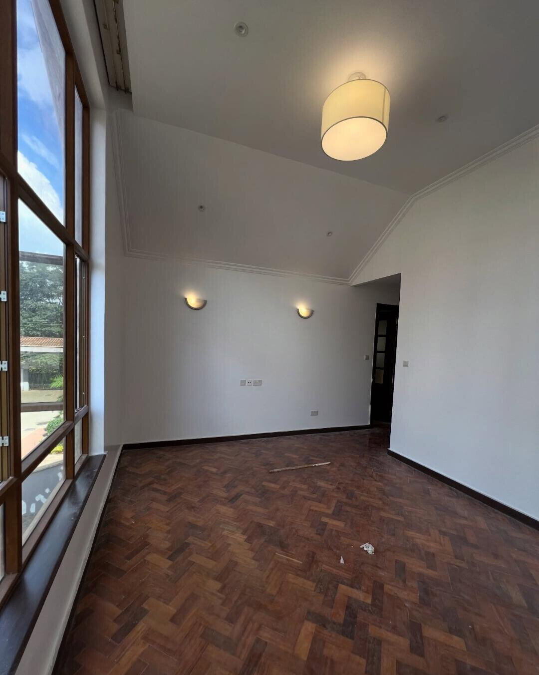 4-Ensuite Townhouse with Generator & Fitted Kitchen - Lavington