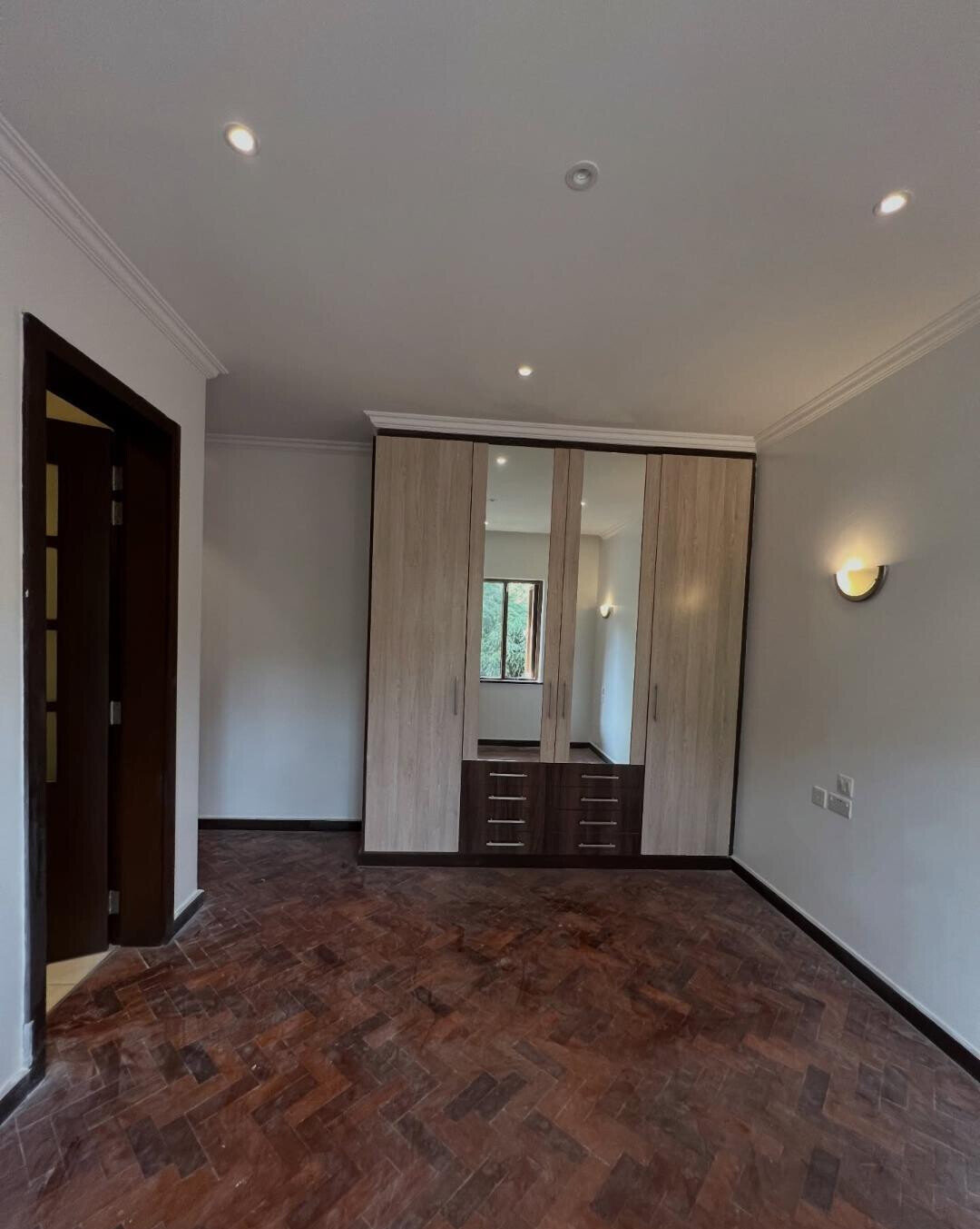 4-Ensuite Townhouse with Generator & Fitted Kitchen - Lavington