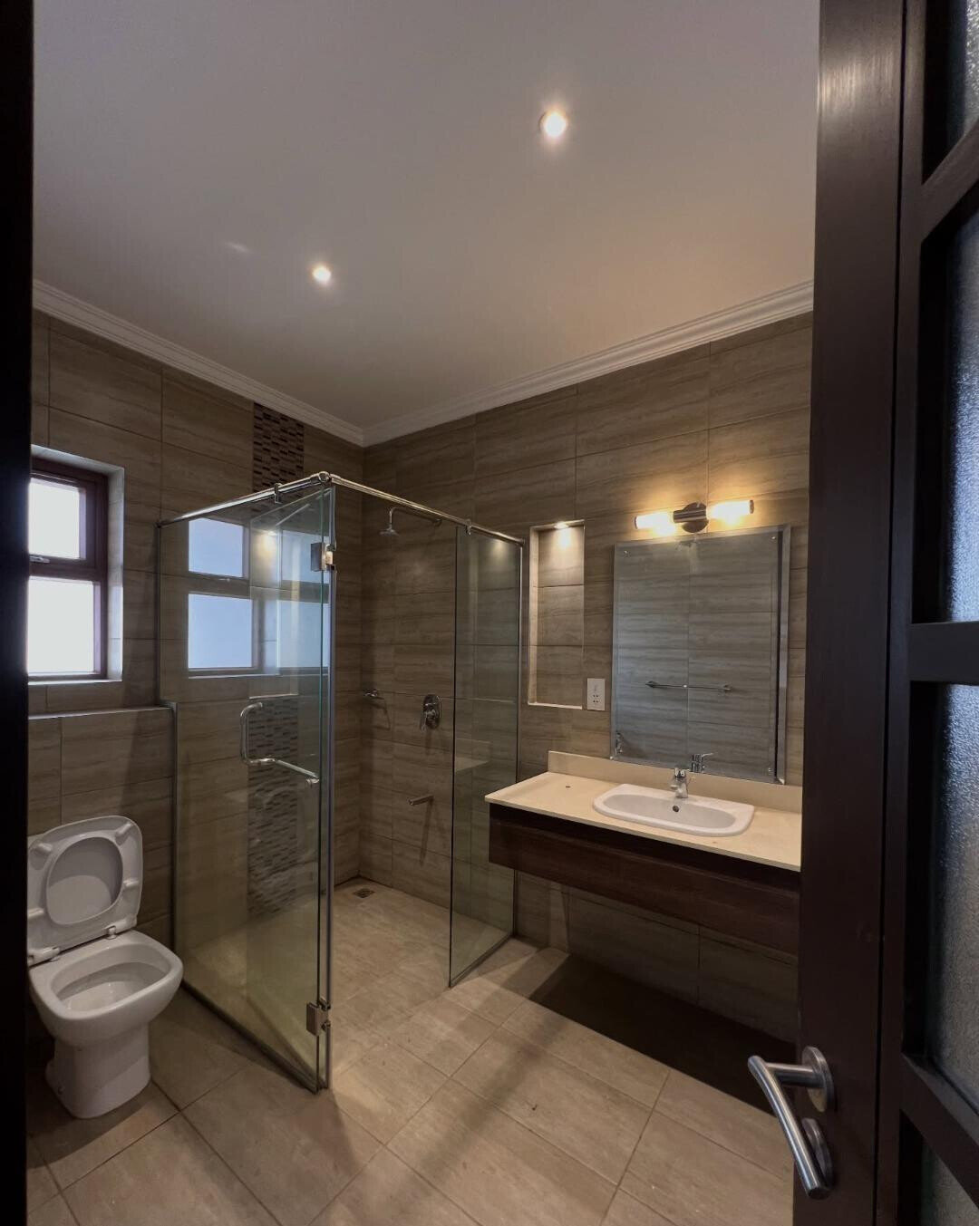 4-Ensuite Townhouse with Generator & Fitted Kitchen - Lavington