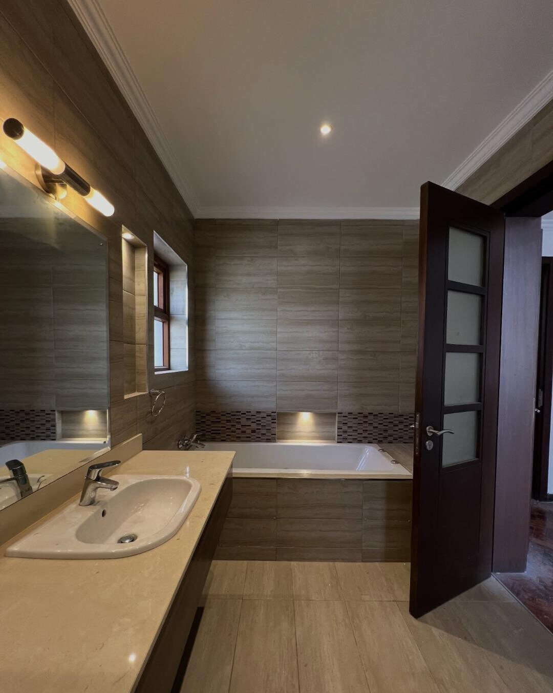 4-Ensuite Townhouse with Generator & Fitted Kitchen - Lavington
