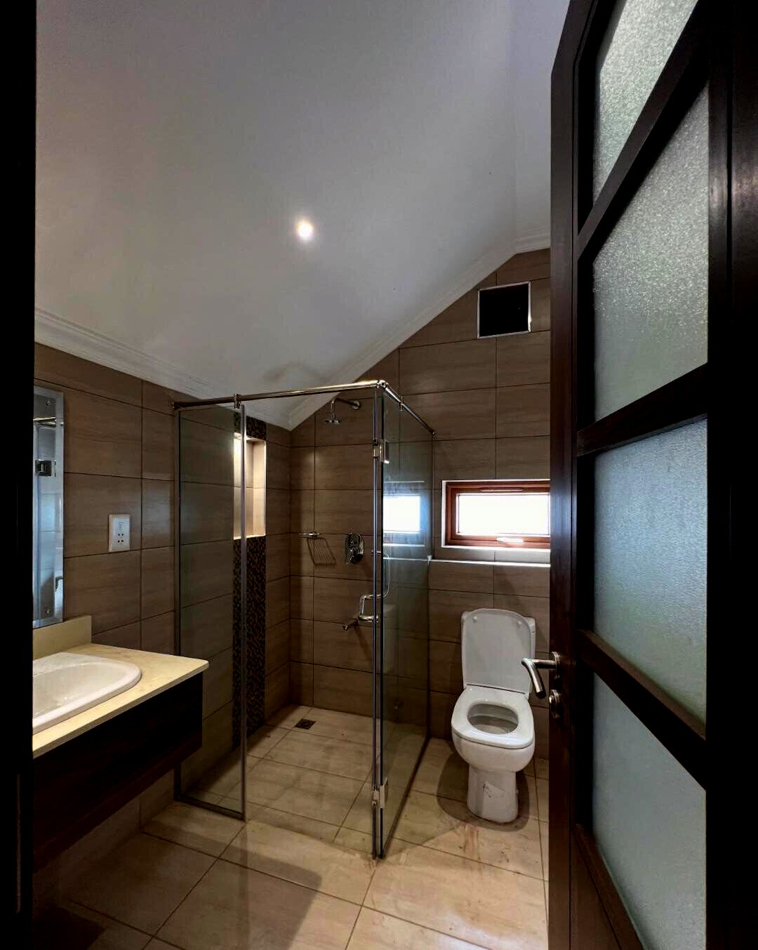 4-Ensuite Townhouse with Generator & Fitted Kitchen - Lavington