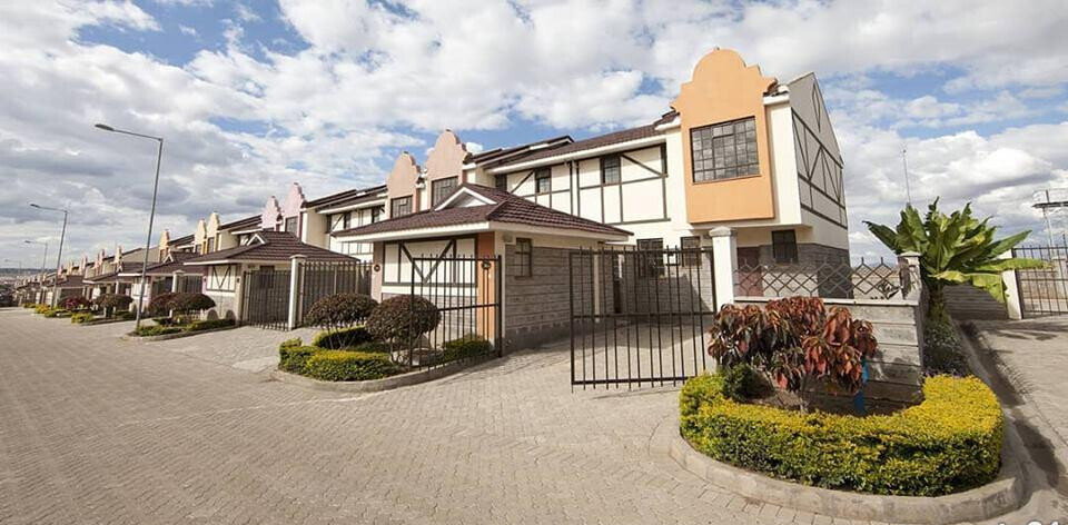 Cape Dutch 3BR Townhouse with DSQ & Solar - Athi River