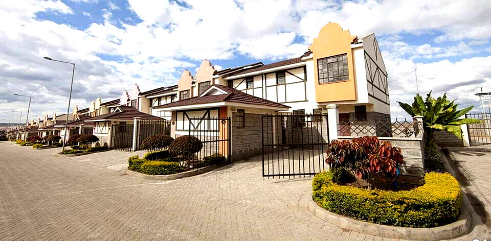 Cape Dutch 3BR Townhouse with DSQ & Solar - Athi River