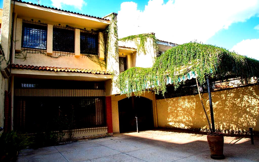 Split-Level 5BR Townhouse with Guest Cloakroom - Westlands