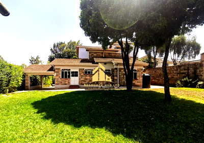 Quarter Acre 4BR with Garden