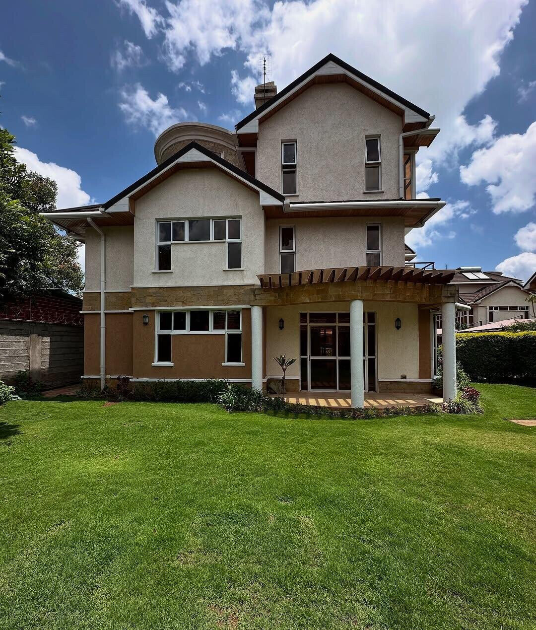 Recently Refurbished 5-Ensuite Townhouse with Solar - Lavington
