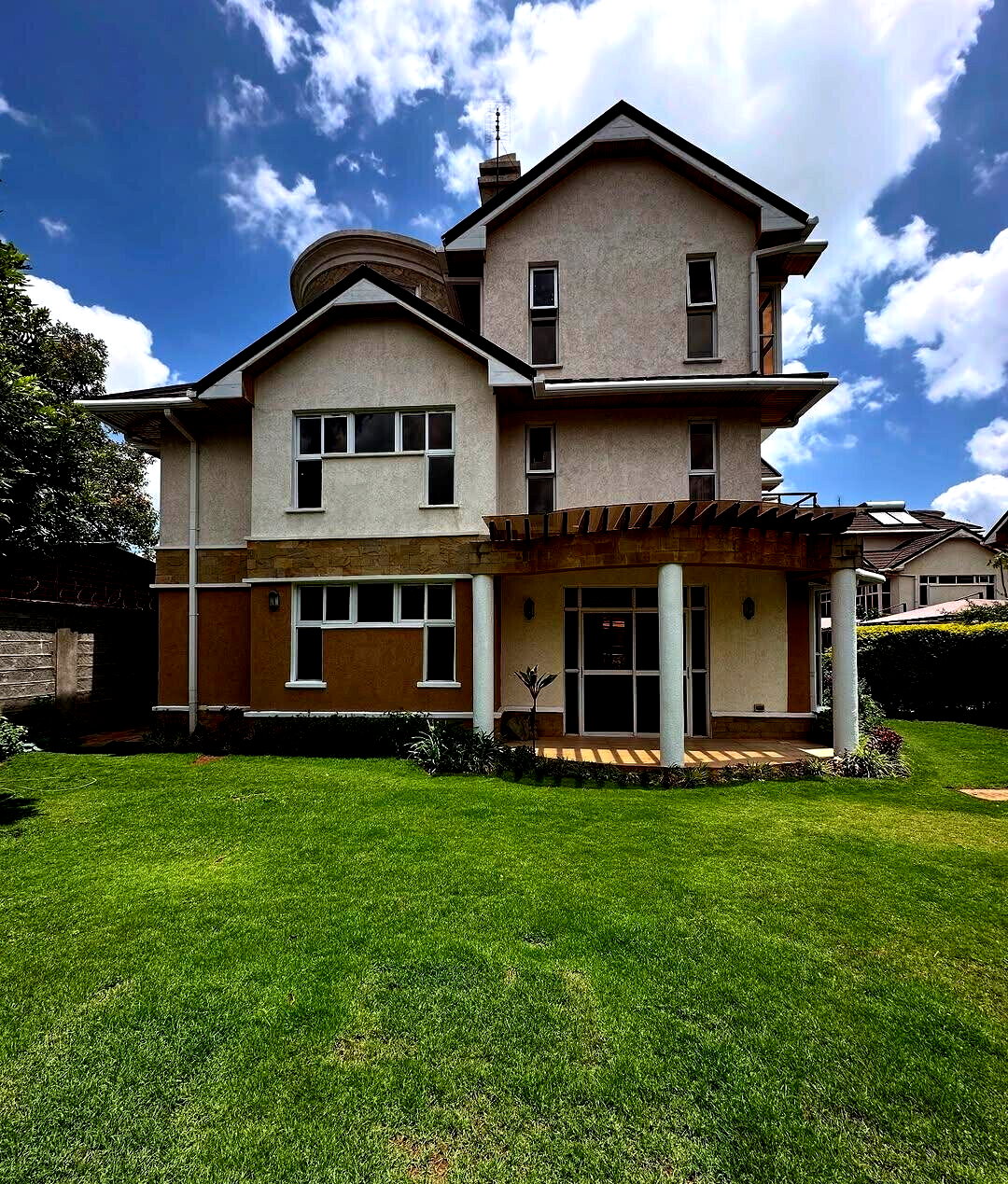 Recently Refurbished 5-Ensuite Townhouse with Solar - Lavington