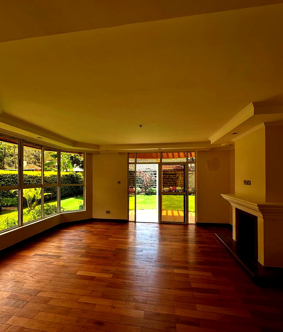 Recently Refurbished 5-Ensuite Townhouse with Solar - Lavington