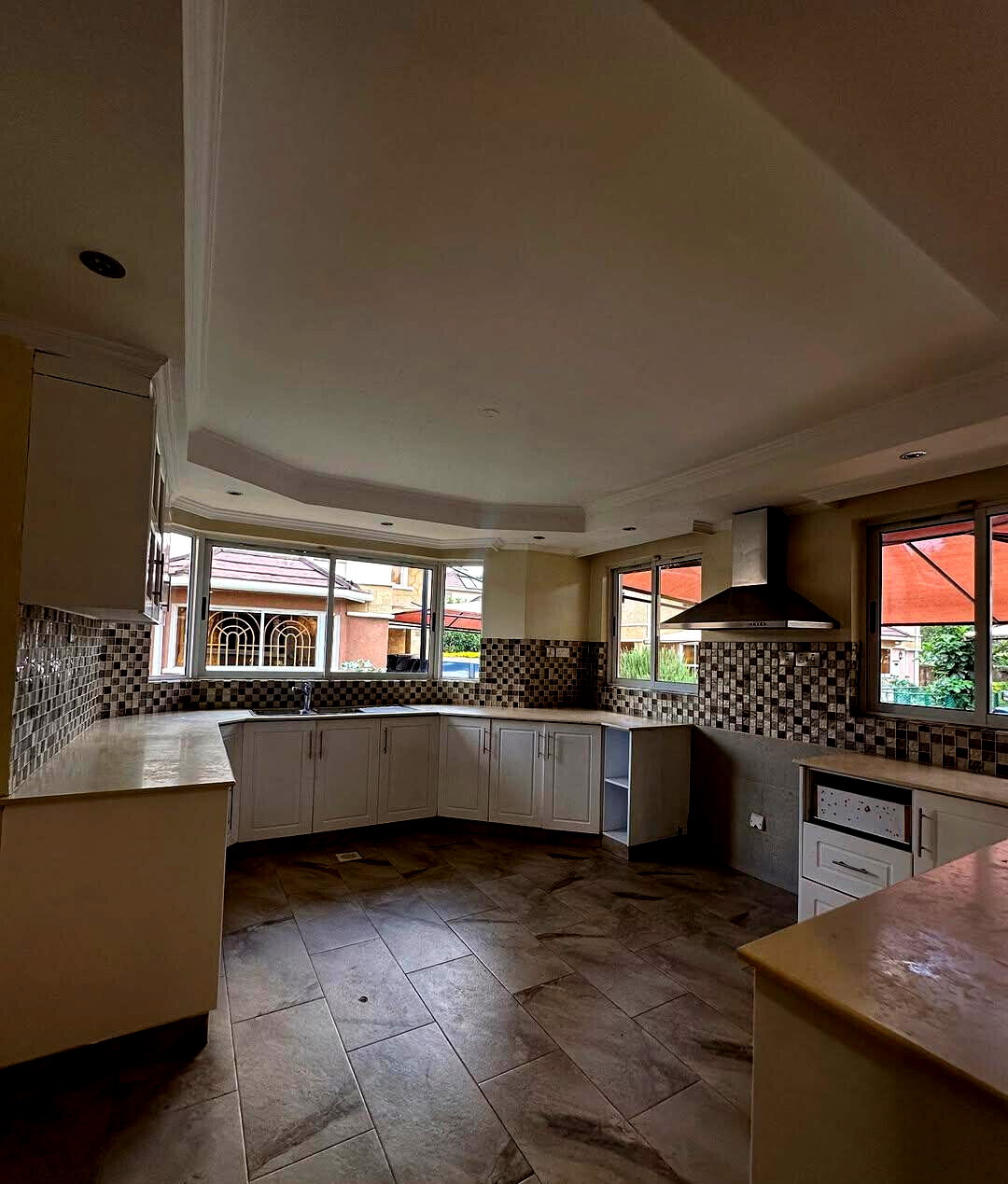 Recently Refurbished 5-Ensuite Townhouse with Solar - Lavington