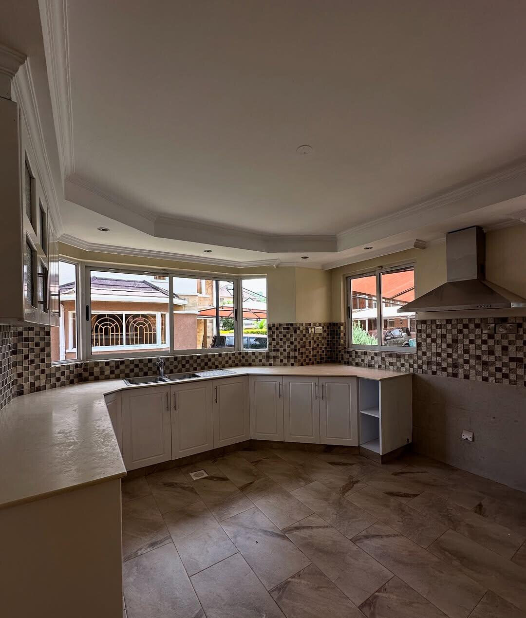 Recently Refurbished 5-Ensuite Townhouse with Solar - Lavington