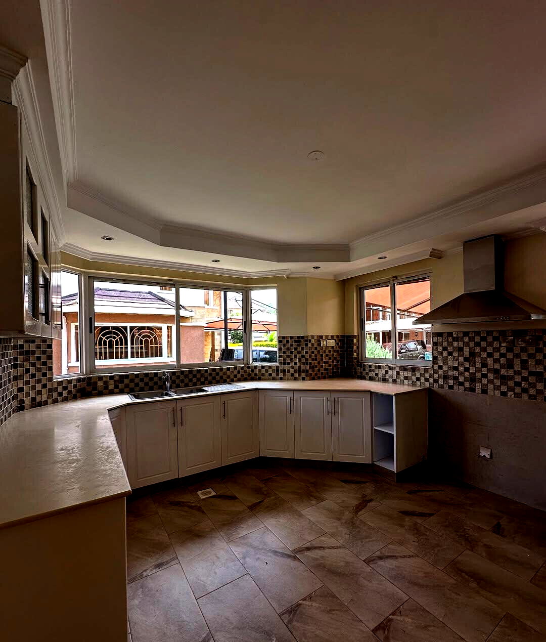 Recently Refurbished 5-Ensuite Townhouse with Solar - Lavington