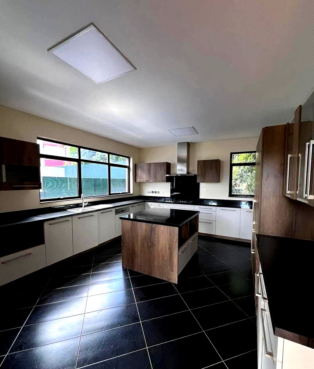 5-Ensuite Townhouse with Rooftop Terrace & DSQ - Lavington