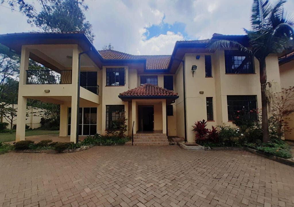 5-Ensuite Townhouse with Study & Inverter - Lavington Gated Community