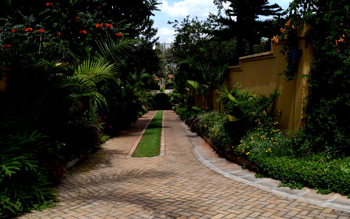 8BR Standalone with Sauna, Jacuzzi & Pool on Half Acre - Runda