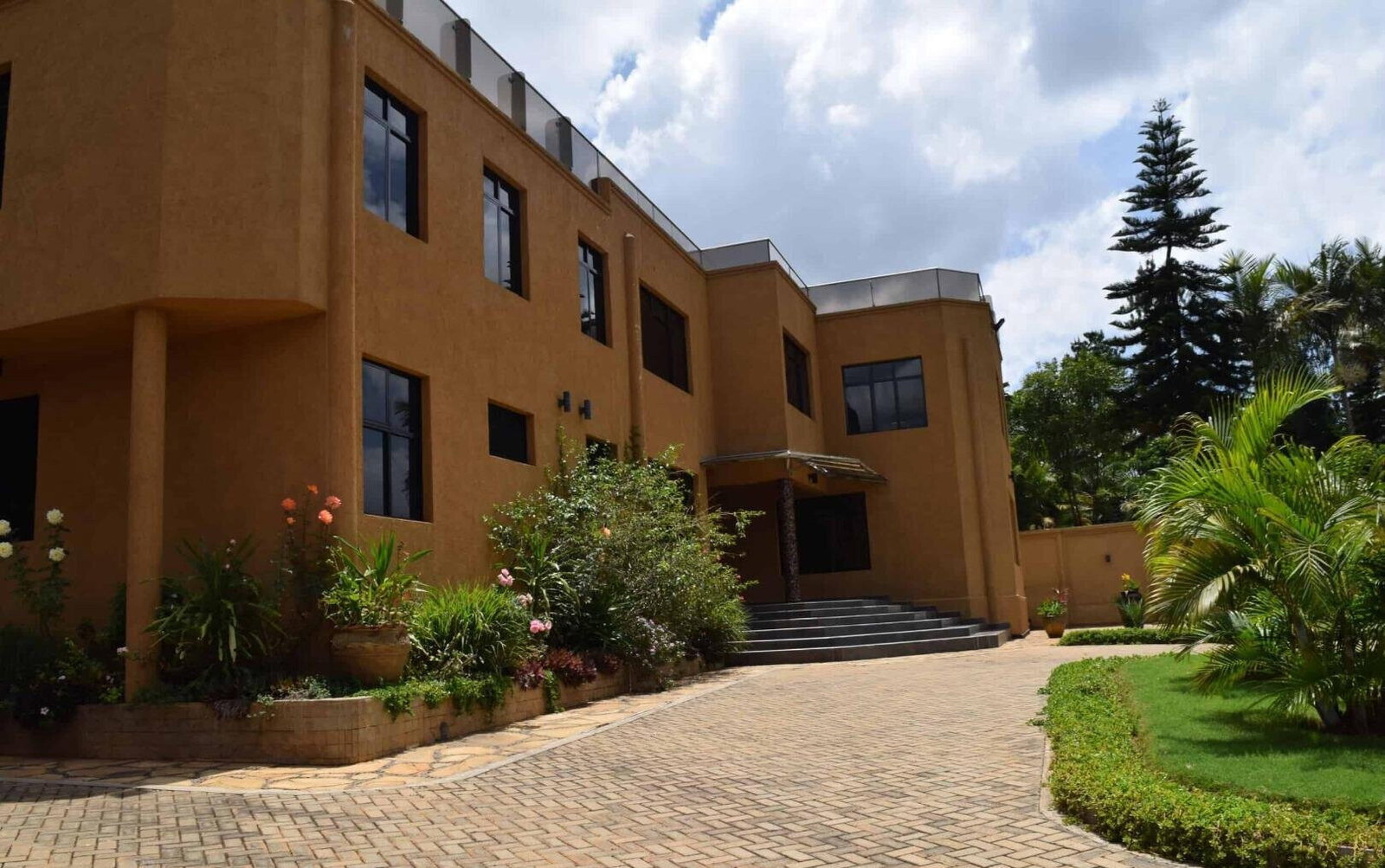 8BR Standalone with Sauna, Jacuzzi & Pool on Half Acre - Runda