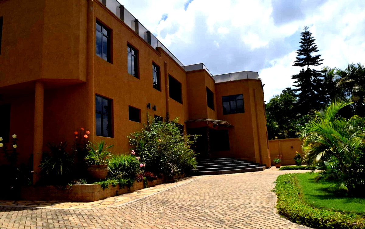 8BR Standalone with Sauna, Jacuzzi & Pool on Half Acre - Runda