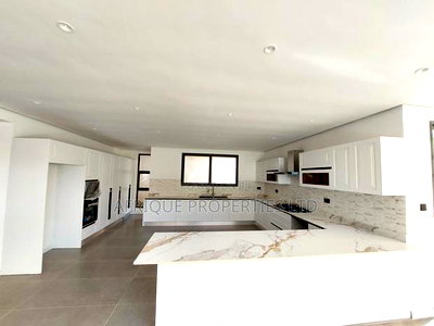 5bdrm Villa in Lavington for sale - Image 3