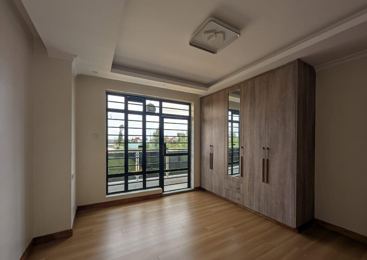 5BR All-Ensuite Flat Roof Home with Study & Family Room - Kamakis