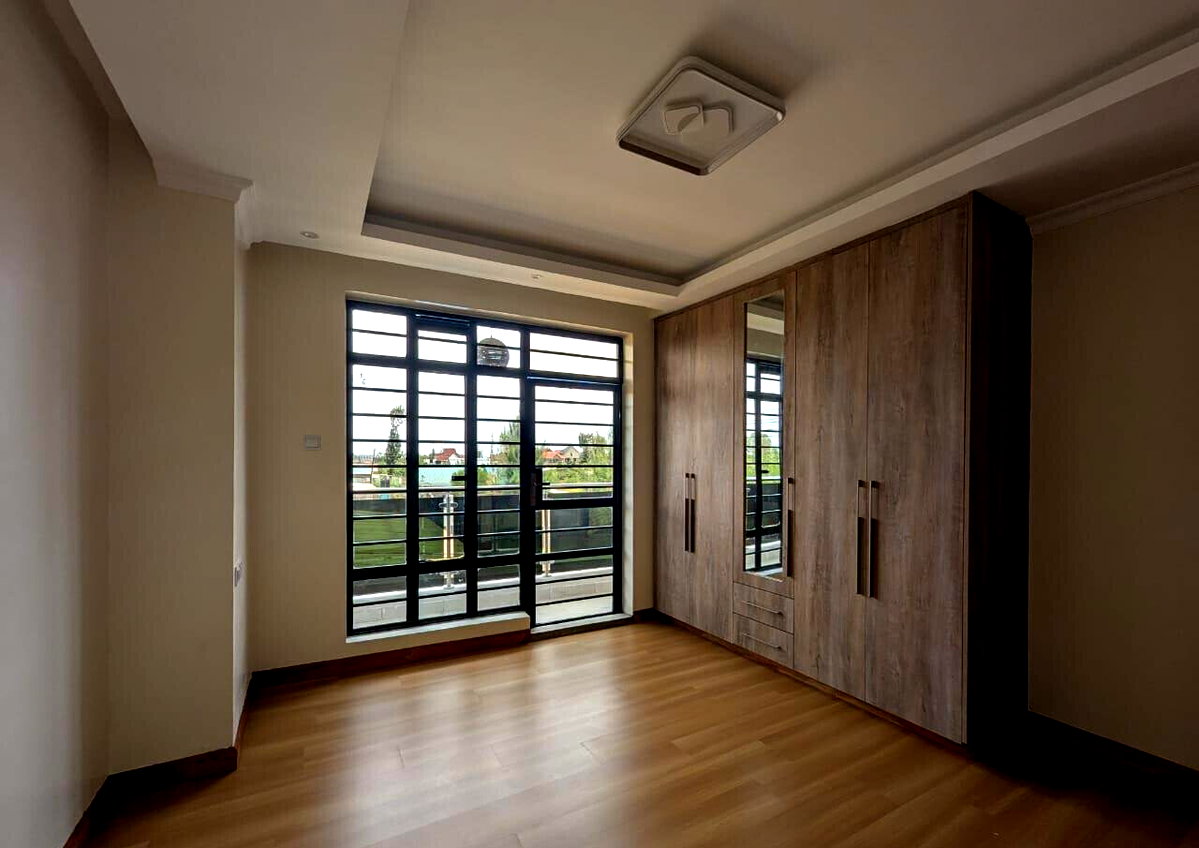 5BR All-Ensuite Flat Roof Home with Study & Family Room - Kamakis