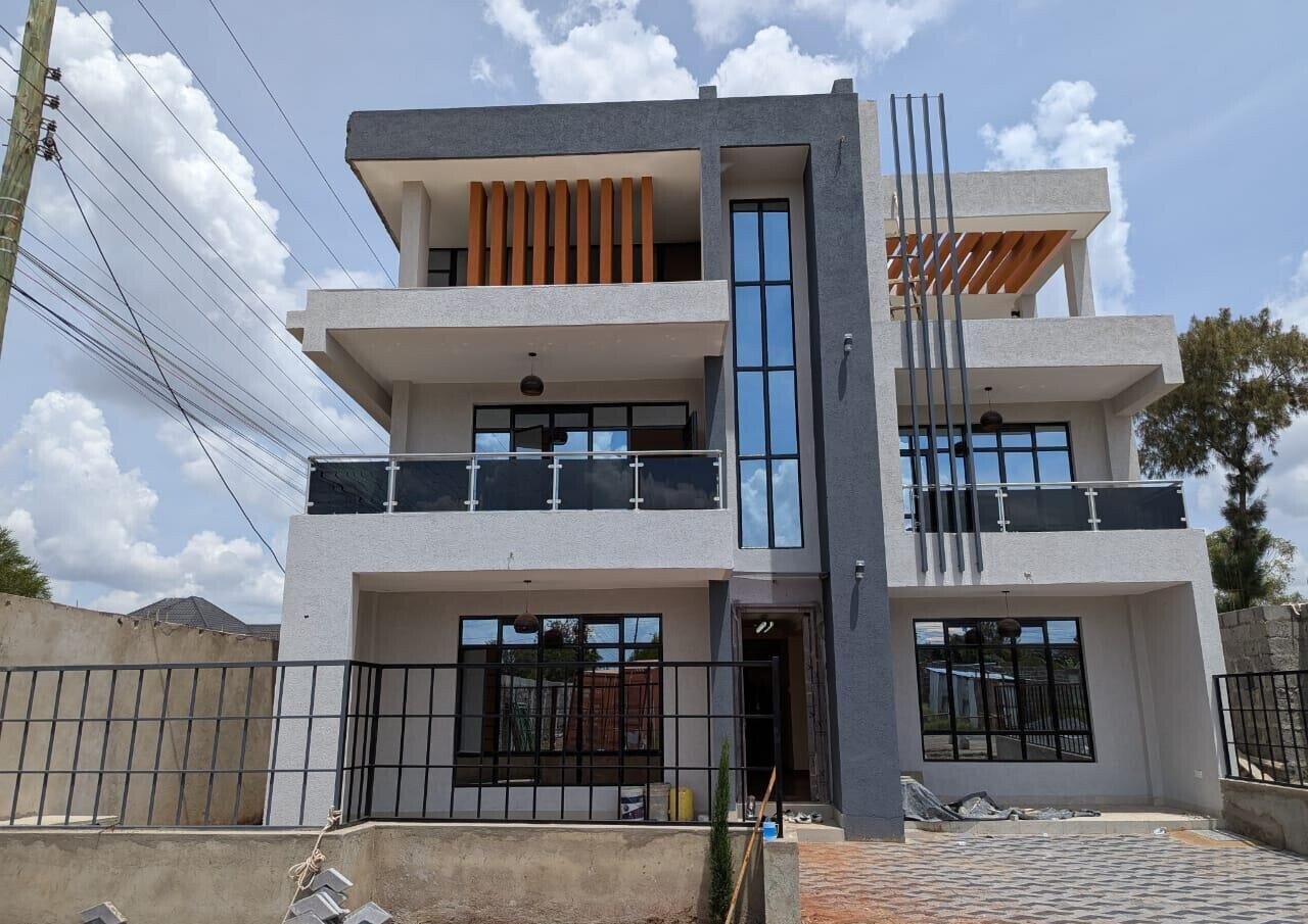 5BR All-Ensuite Flat Roof Home with Study & Family Room - Kamakis