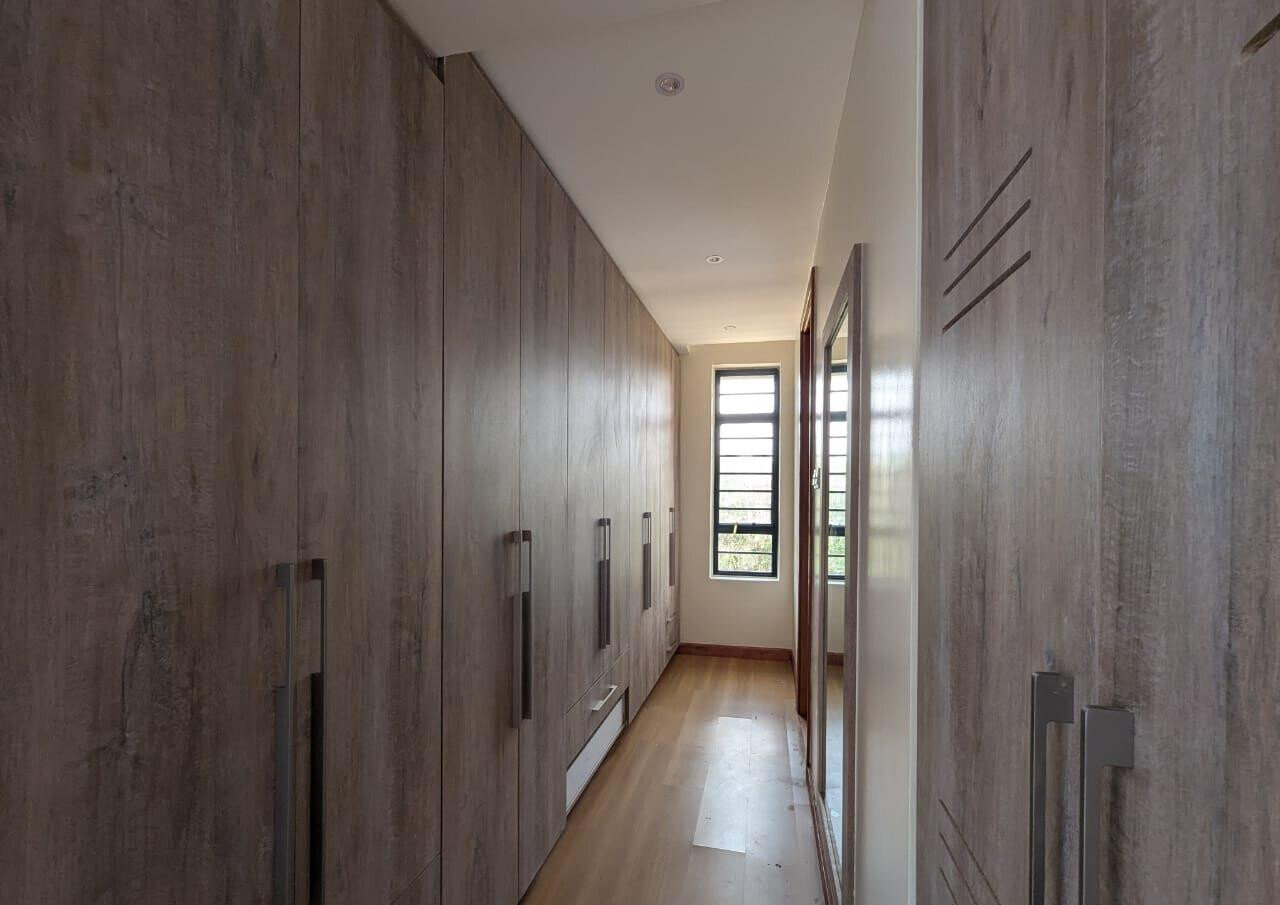 5BR All-Ensuite Flat Roof Home with Study & Family Room - Kamakis