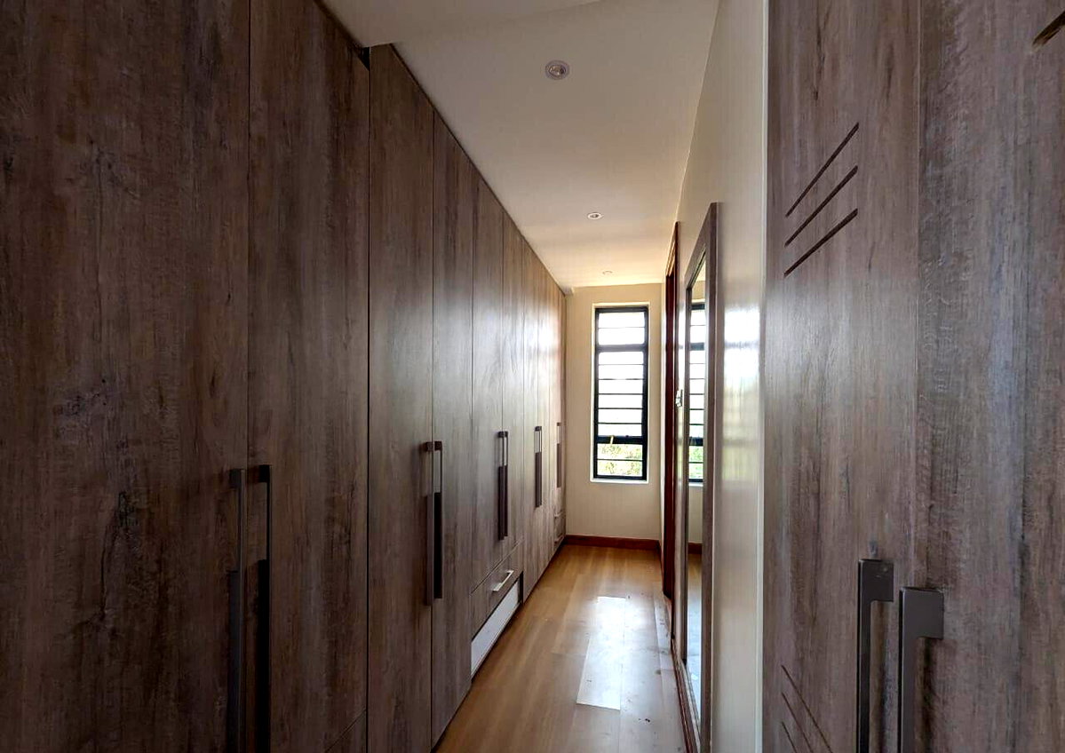 5BR All-Ensuite Flat Roof Home with Study & Family Room - Kamakis
