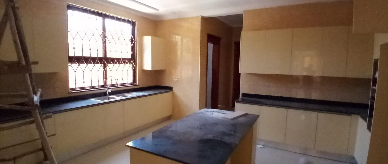 6-Bedroom Diplomatic Villa with 3 Terraces - Lavington