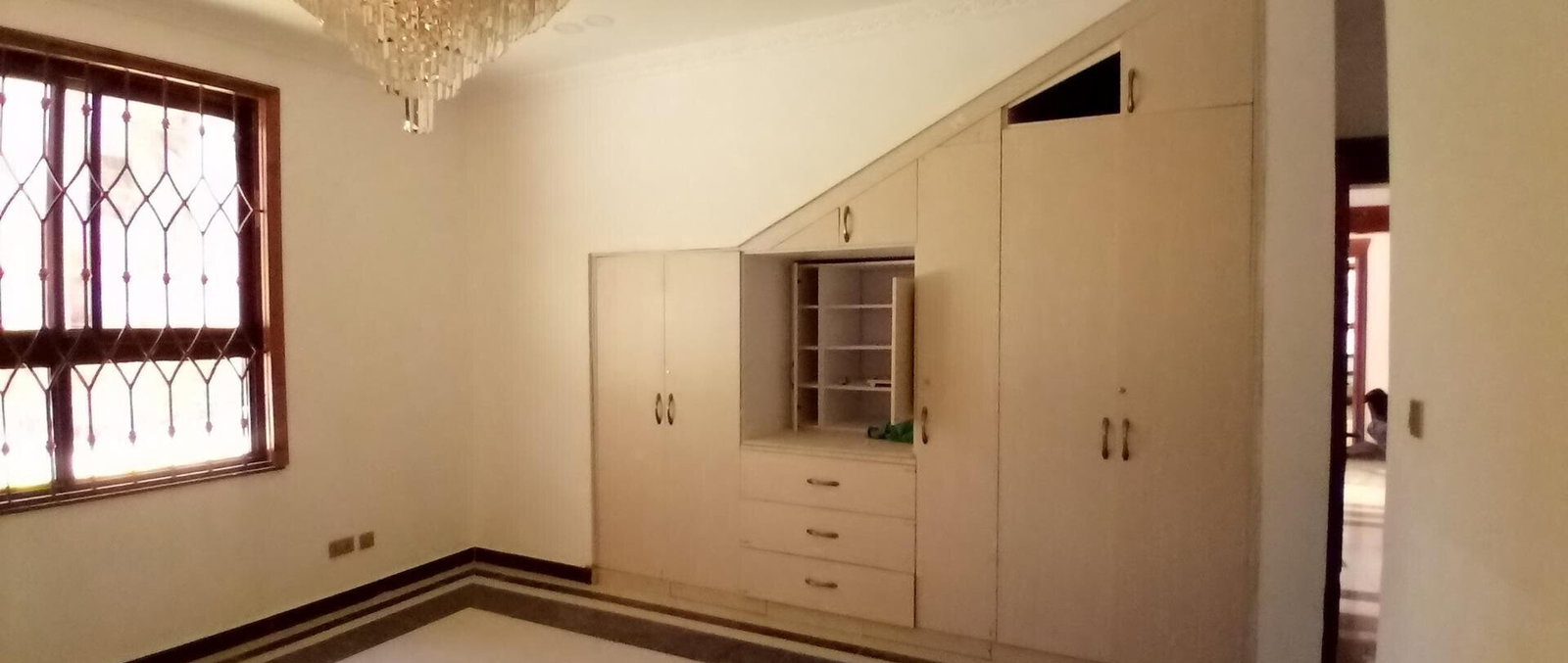 6-Bedroom Diplomatic Villa with 3 Terraces - Lavington