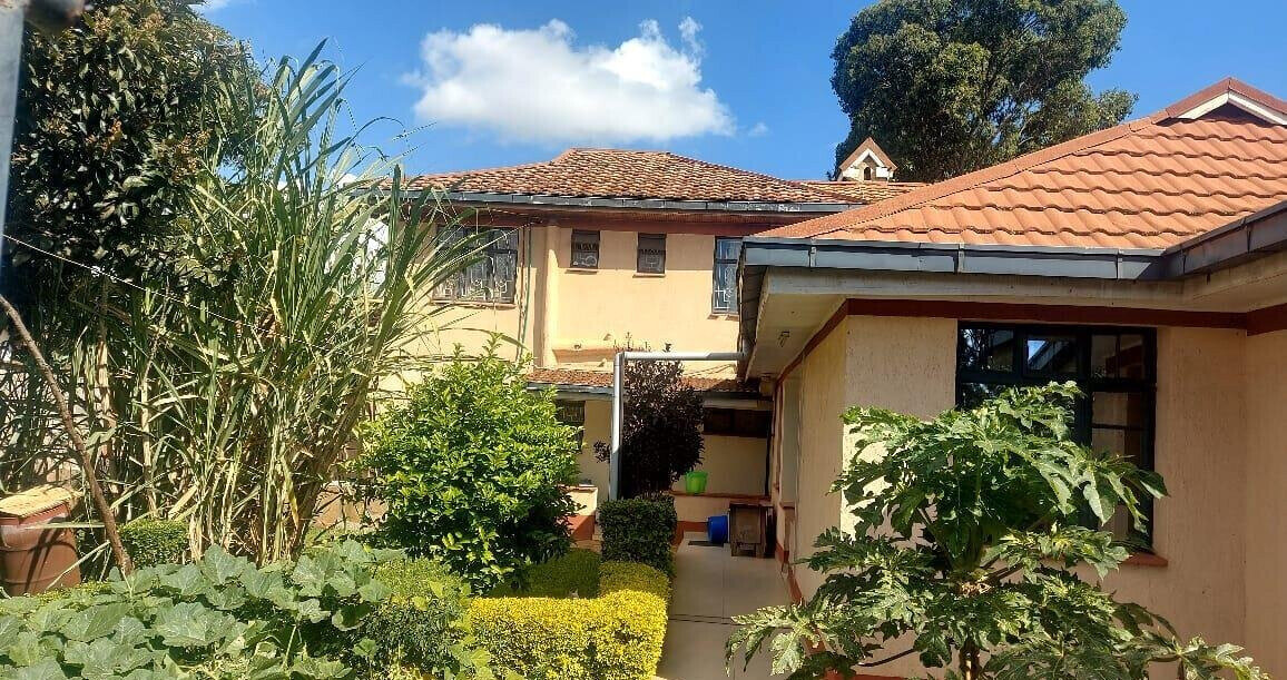 Quarter-Acre Townhouse with 2 Offices & Guest Wing - Mountain View