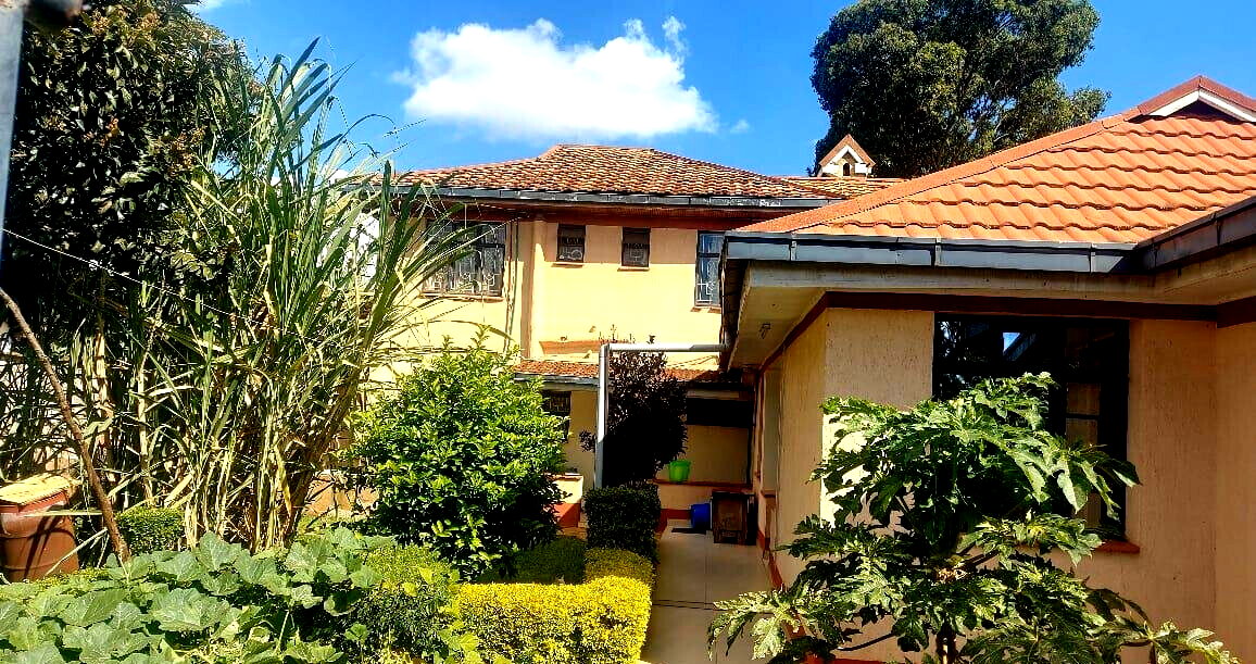 Quarter-Acre Townhouse with 2 Offices & Guest Wing - Mountain View