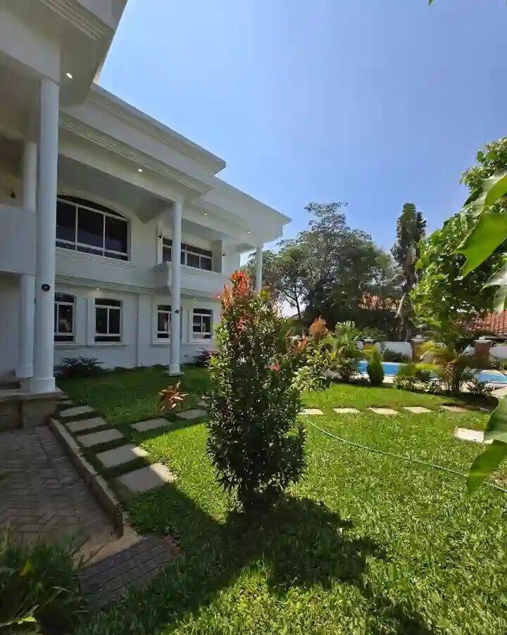 5-Bed All-Ensuite Villa with Pool & Rooftop Offices - Runda Evergreen