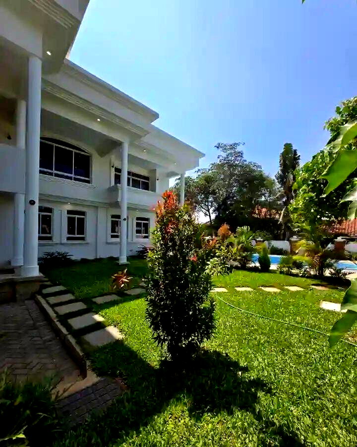 5-Bed All-Ensuite Villa with Pool & Rooftop Offices - Runda Evergreen