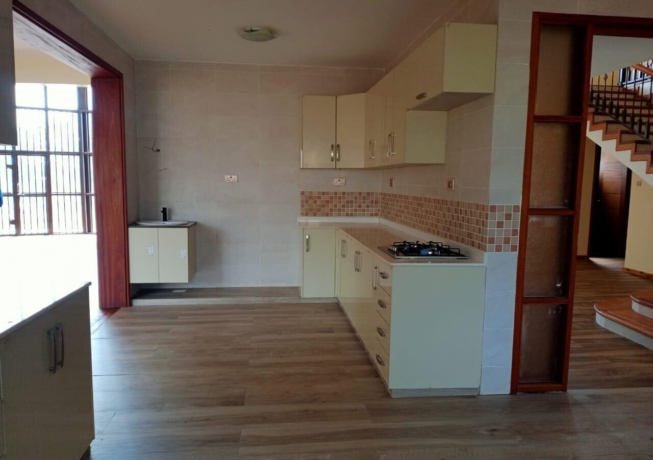 5BR Townhouse with Study & Fireplace - Runda