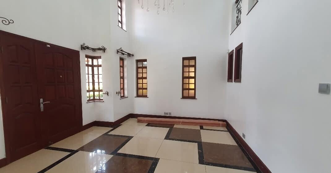 5BR All-Ensuite Townhouse with Pool & DSQ on Half Acre - Old Runda
