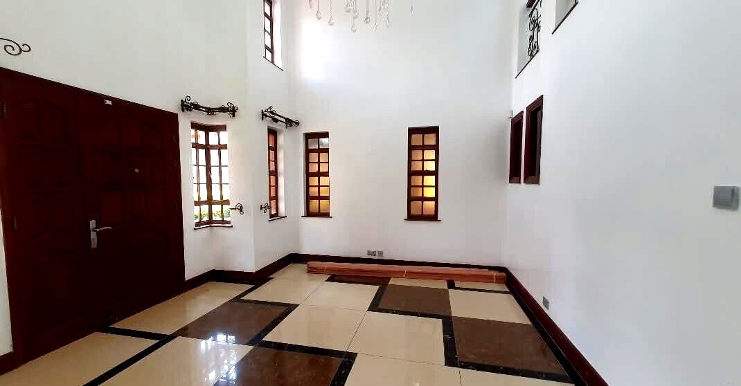 5BR All-Ensuite Townhouse with Pool & DSQ on Half Acre - Old Runda