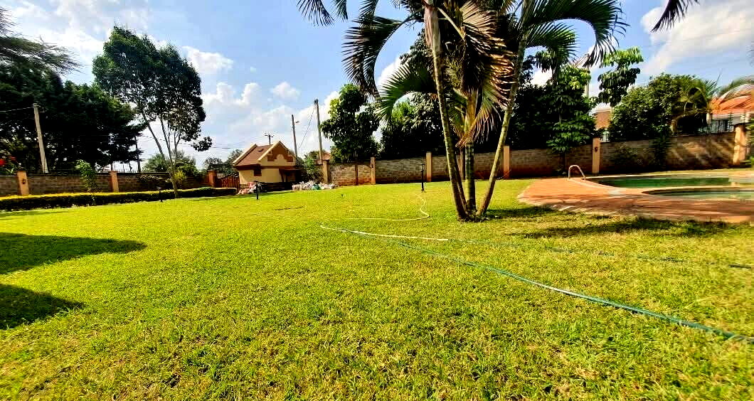 5BR All-Ensuite Townhouse with Pool & DSQ on Half Acre - Old Runda