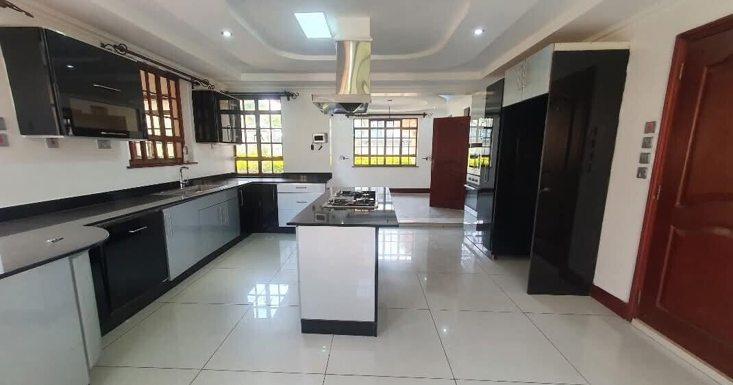 5BR All-Ensuite Townhouse with Pool & DSQ on Half Acre - Old Runda