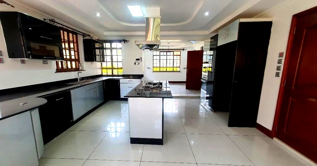 5BR All-Ensuite Townhouse with Pool & DSQ on Half Acre - Old Runda