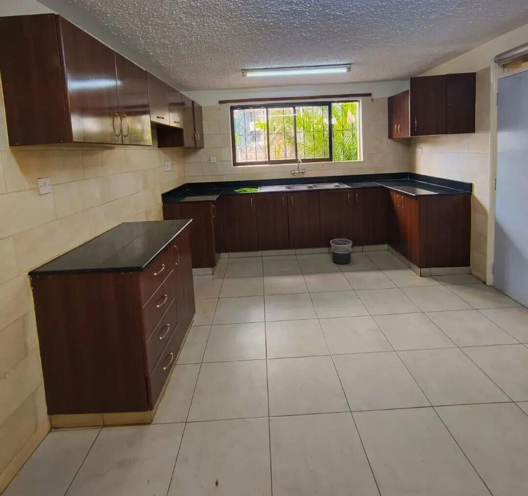 Corner Townhouse with Private Garden & DSQ - Kilimani