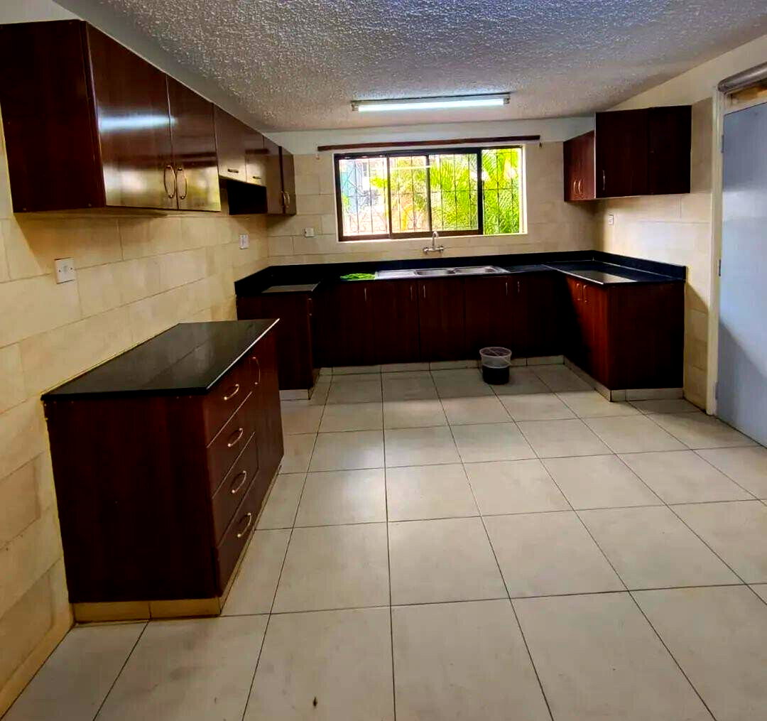 Corner Townhouse with Private Garden & DSQ - Kilimani