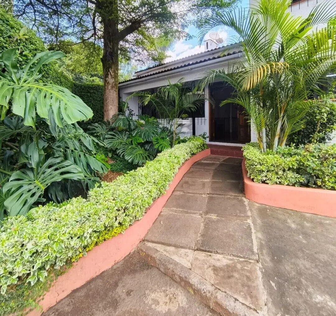 Corner Townhouse with Private Garden & DSQ - Kilimani