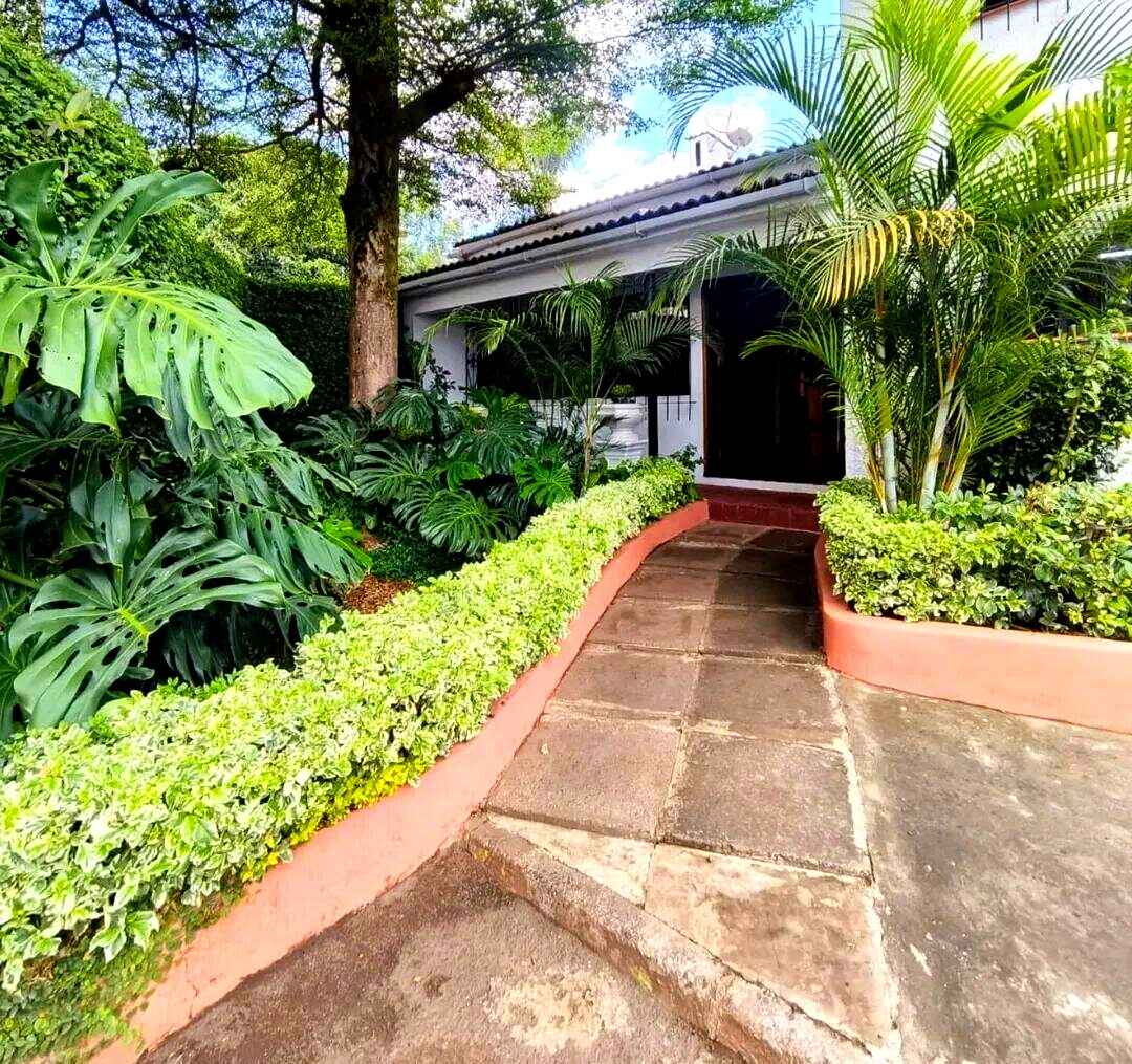 Corner Townhouse with Private Garden & DSQ - Kilimani